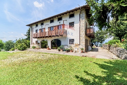Foto Villa singola a Entratico di 363 m² con 10 locali in vendita