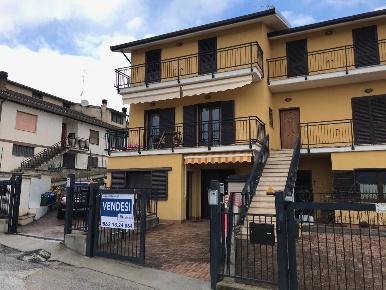 Foto Appartamento in Via San Demetrio, Poggio Picenze di 70 m² con 3 locali