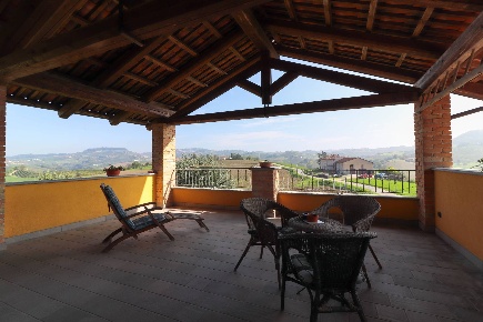 Foto Villa unifamiliare in Località riviera, Monforte d'Alba di 230 m²