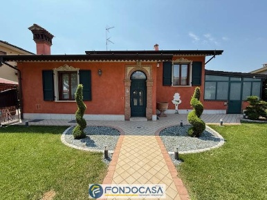Foto Villa singola a Maclodio di 189 m² con 7 locali in vendita