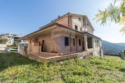 Foto Villa singola in via San Michele, Castilenti Centro di 1000 m²