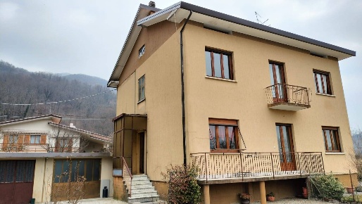 Foto Villa bifamiliare in via Tramonti, Meduno Centro di 145 m² in vendita