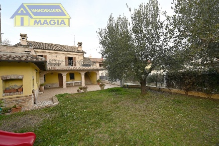 Foto Villa singola a Appignano del Tronto Centro di 220 m² con 8 locali