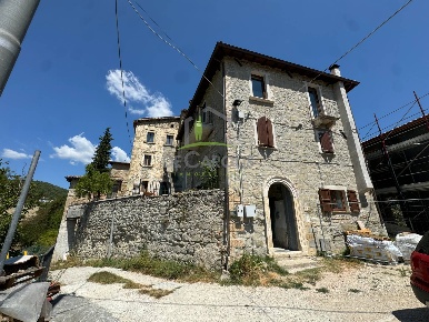 Foto Appartamento in fne Casebianche, Roccafluvione di 87 m² con 5 locali