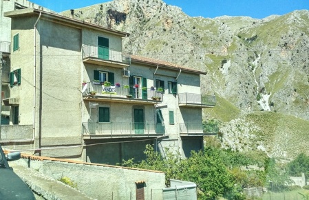 Foto Appartamento a Isnello di 207 m² con 6 locali in vendita