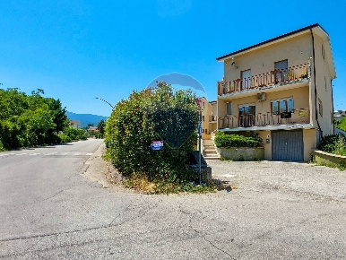 Foto Villa bifamiliare a Fara Filiorum Petri Centro di 132 m² con 7 locali