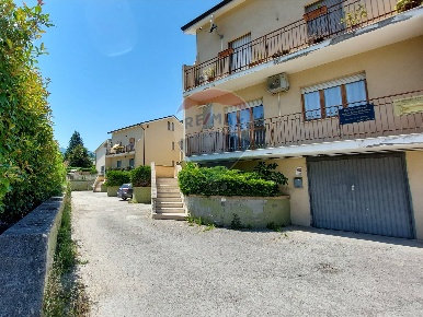 Foto Villa bifamiliare in Francesco Urbano, Fara Filiorum Petri Centro