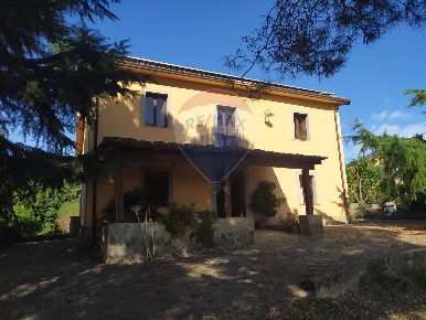 Foto Villa singola a Mottafollone di 277 m² con 8 locali in vendita