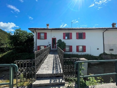 Foto Villa a schiera a Fanna di 224 m² con 5 locali in vendita