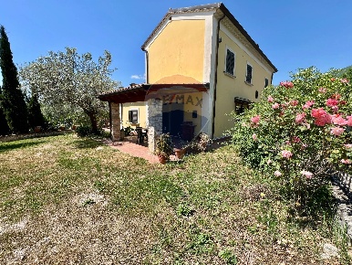 Foto Villa unifamiliare in Via Rivo, San Potito Sannitico di 210 m²