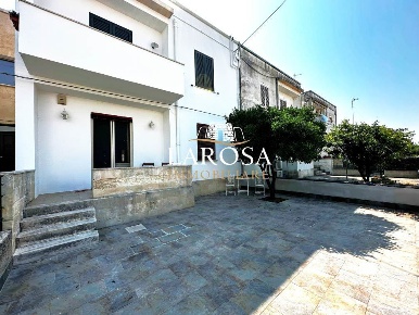Foto Appartamento in Via Europa 108, Calimera di 112 m² con 5 locali