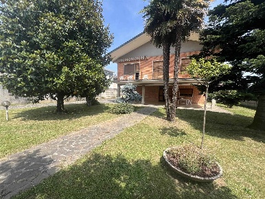 Foto Villa unifamiliare a Lurano di 214 m² con 8 locali in vendita