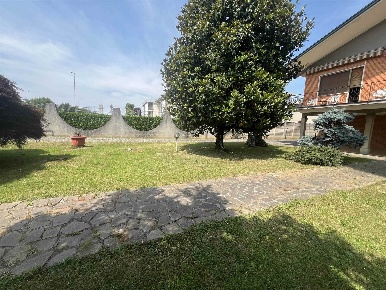 Foto Villa unifamiliare a Lurano di 214 m² con 8 locali in vendita