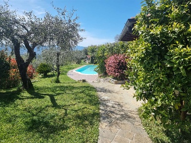 Foto Villa unifamiliare a Fosdinovo di 150 m² con 8 locali in vendita