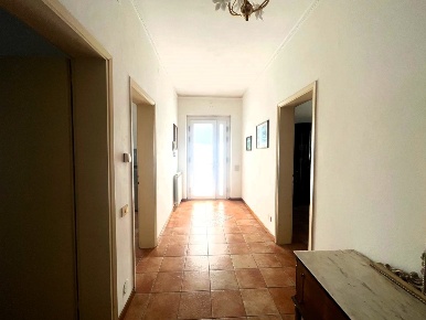 Foto Appartamento a Massa Marina di Massa Centro di 90 m² con 4 locali