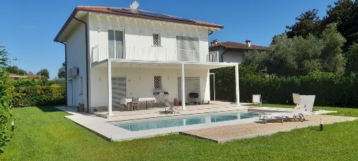 Foto Villa unifamiliare in via abruzzi 35, Pietrasanta di 192 m² in vendita