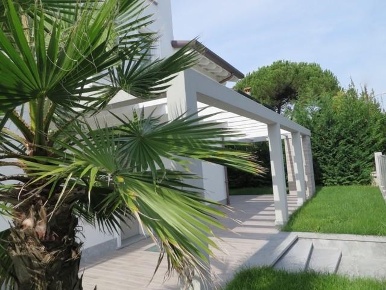 Foto Villa unifamiliare a Montignoso di 210 m² con 7 locali in vendita
