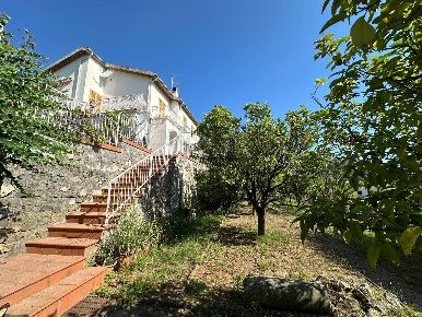Foto Villa bifamiliare in via capae, Boissano Centro di 150 m² con 3 locali
