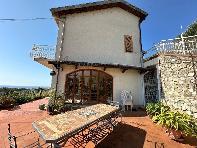 Foto Villa bifamiliare in via capae, Boissano Centro di 150 m² con 3 locali