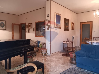 Foto Appartamento in Via Trieste, Enna Centro di 257 m² con 10 locali