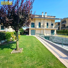 Foto Appartamento in Nepezzano, Teramo di 160 m² con 6 locali in vendita