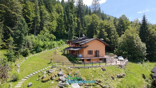 Foto Villa unifamiliare in via Magnaboschi, Roana di 350 m² con 6 locali