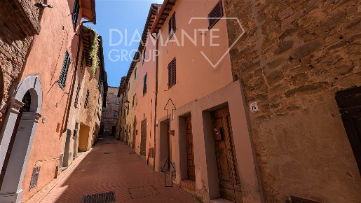 Foto Appartamento a Paciano Centro di 115 m² con 5 locali in vendita