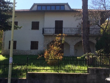 Foto Villa unifamiliare in via garibaldi 9, Muccia Centro di 320 m²