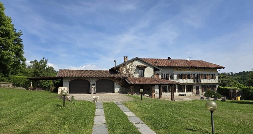 Foto Villa unifamiliare in Via Petiva 27, Roppolo di 500 m² con 12 locali