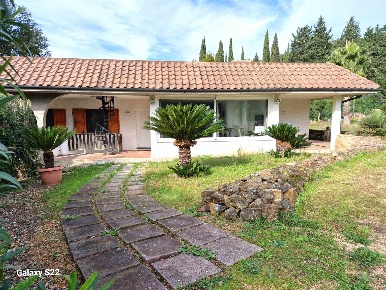 Foto Villa unifamiliare a Monteverdi Marittimo di 200 m² con 10 locali
