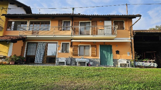 Foto Villa bifamiliare a Piatto di 209 m² con 7 locali in vendita