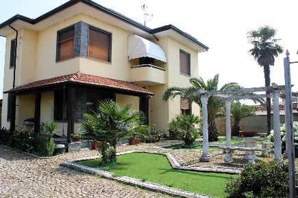 Foto Villa unifamiliare in via Pertengo  71, Costanzana di 430 m²