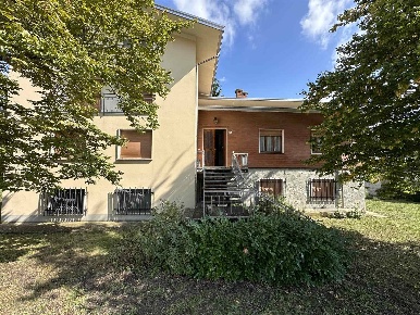 Foto Villa unifamiliare a Morfasso Centro di 403 m² con 11 locali