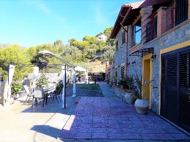 Foto Villa unifamiliare a Seborga di 136 m² con 5 locali in vendita