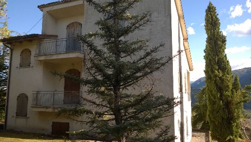 Foto Villa unifamiliare a Serrapetrona Borgiano di 233 m² con 8 locali