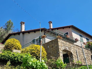 Foto Villa unifamiliare a Apricale di 340 m² con 10 locali in vendita