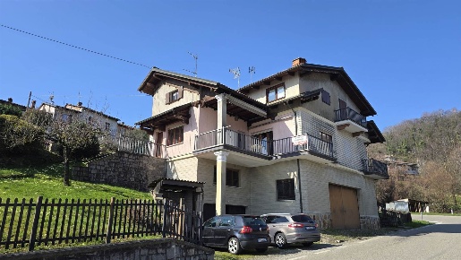 Foto Villa unifamiliare in Via Roma  5, Netro Centro di 250 m² con 7 locali
