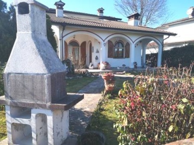 Foto Villa unifamiliare a Zenevredo di 280 m² con 10 locali in vendita