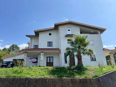 Foto Appartamento in Contrada Tozzo, Marzi di 185 m² con 7 locali