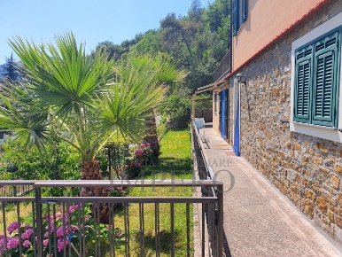 Foto Villa bifamiliare in Via Roma 3, Isolabona di 170 m² con 6 locali