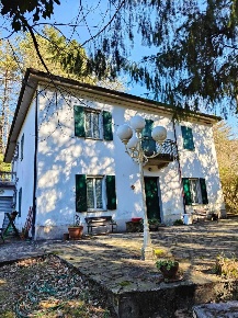 Foto Villa unifamiliare a Comano di 280 m² con 11 locali in vendita