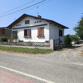 Foto Villa singola in Via Monticelli, Badia Pavese Centro di 200 m²