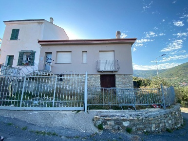 Foto Appartamento a Diano Arentino di 140 m² con 6 locali in vendita