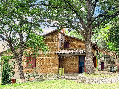 Foto Villa unifamiliare in Via della Torre, Paciano di 185 m² con 12 locali