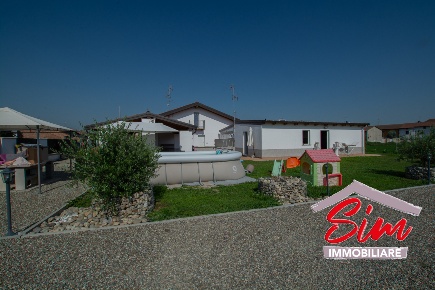 Foto Villa unifamiliare in Via Roma sn, Casalvolone Centro di 350 m²