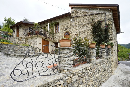 Foto Villa bifamiliare in Via Dante Alighieri snc, Armo di 353 m²