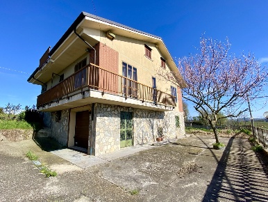 Foto Villa unifamiliare in via bricco broncio, Serravalle Langhe di 155 m²