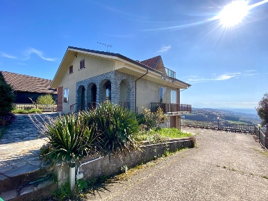 Foto Villa unifamiliare in via bricco broncio, Serravalle Langhe di 155 m²