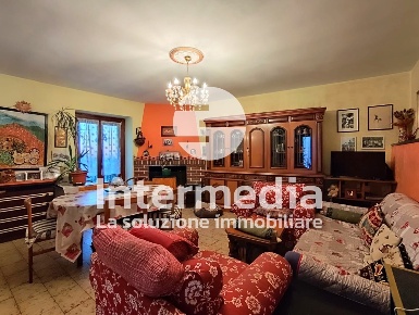 Foto Appartamento in Via Picco 7, Adrara San Rocco di 121 m² con 5 locali