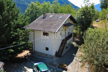 Foto Villa bifamiliare in Frazione Gombaz, Torgnon di 257 m² con 9 locali